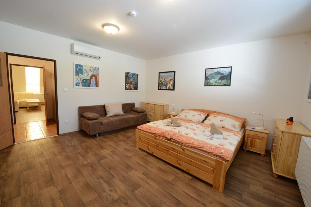 Skolici Stredisko Abena S Ubytovanim Apartment Острава Екстериор снимка